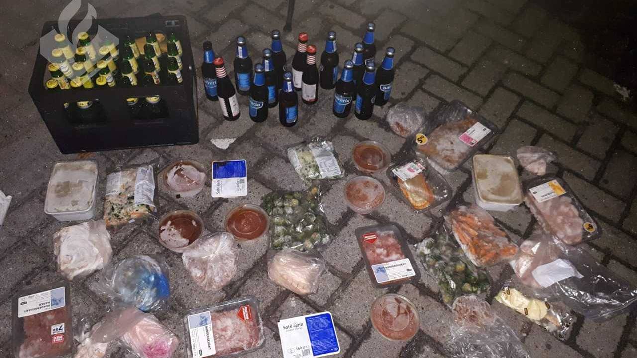 De etenswaren die donderdagnacht werden gevonden in de fietstassen (Foto: Politie Helmond)