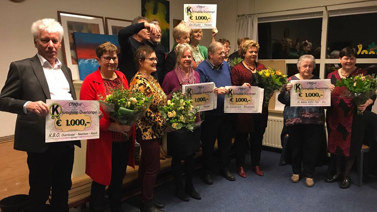 Alle gelukkigen op een rij: K.B.O. Overlangel, Ons Klupke Herpen, De Zonnebloem Ravenstein, BrabantZorg Herpen en Kidz Taz Oss. (foto: Eva de Schipper)