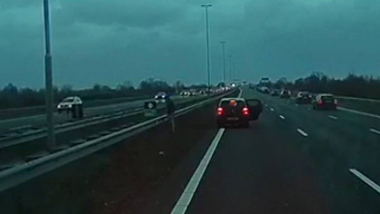 De automobilist stopte op een afgesloten rijstrook om te plassen. (beelden: Wis-Tom)