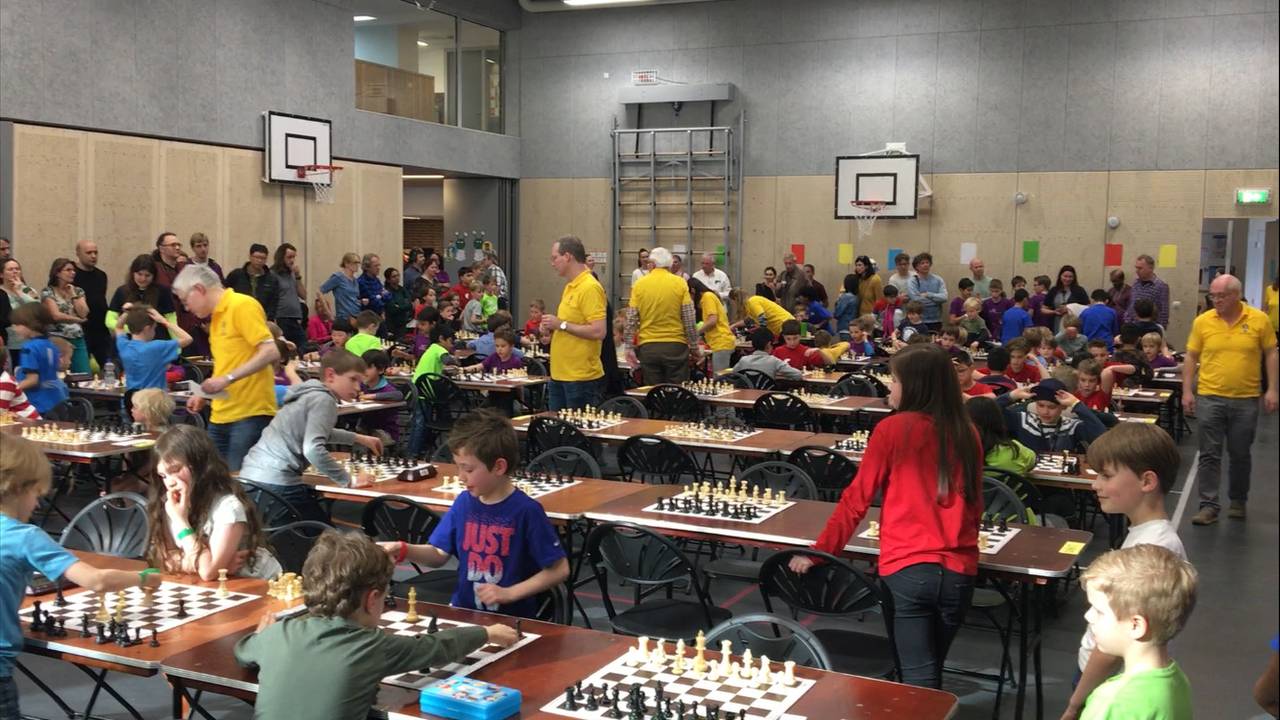 De gymzaal in basisschool Reigerlaan is goed gevuld tijdens de districtskampioenschappen