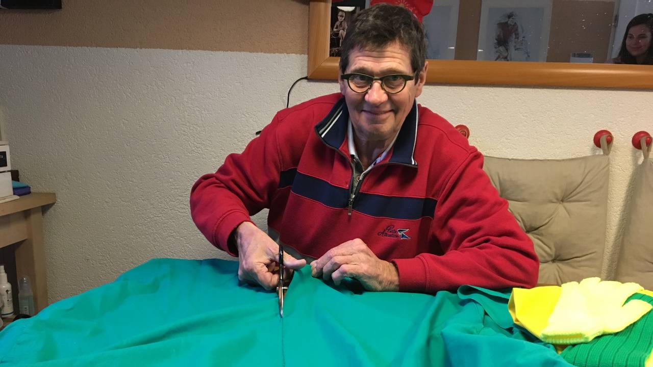 Jan van Hoogstraten werkt aan zijn Braziliaanse outfit voor zaterdag. (Foto: Florian van Velthoven)