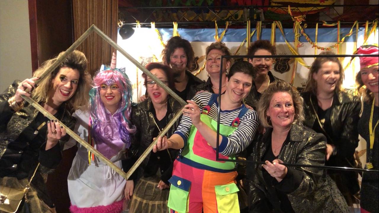 Een van de groepen bij het Power Vrouwen Bal in Smokkelgat. (Foto: Guus Beenhakker)