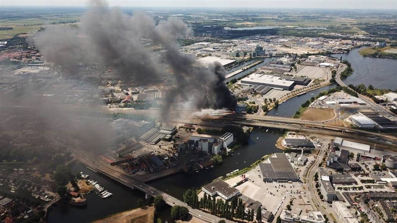 Rookwolken waren in de verre omgeving te zien. (Foto: Ronald Kuypers)