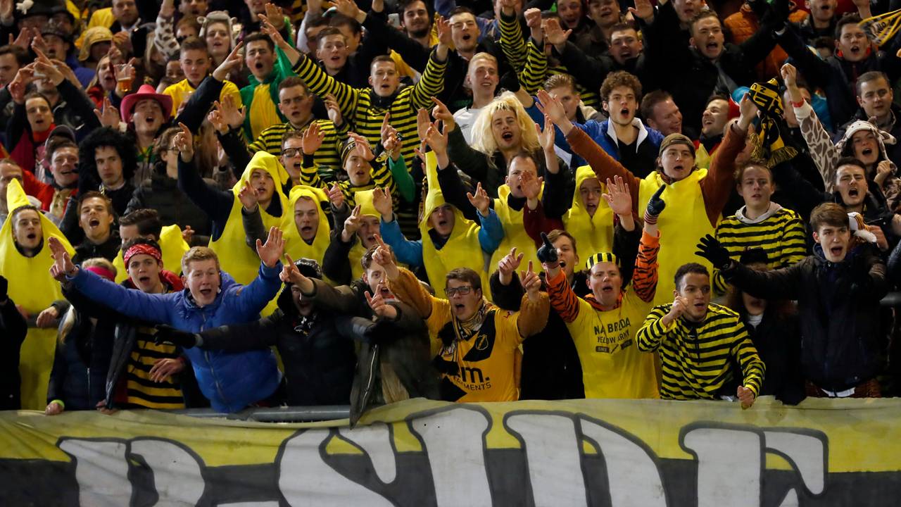 NAC-publiek in carnavalskleding (foto: VI Images).