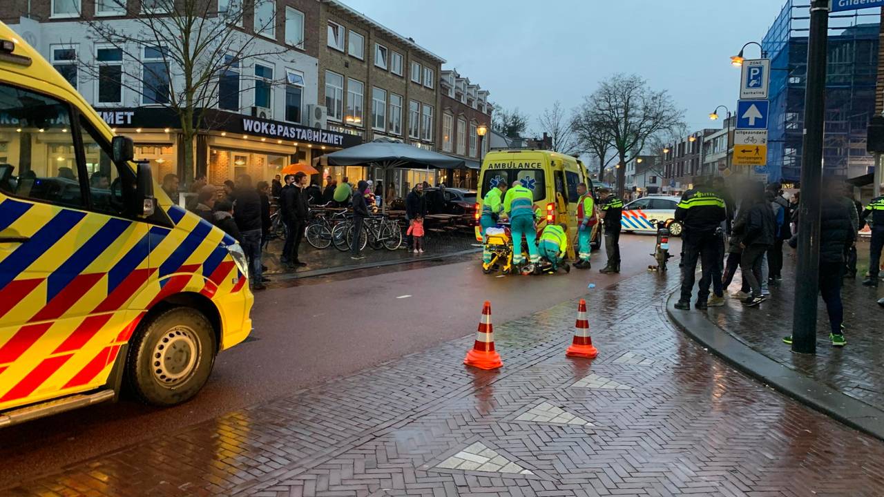 De scooterrijder is naar het ziekenhuis gebracht. (Foto: Dave Hendriks/ SQ Vision)