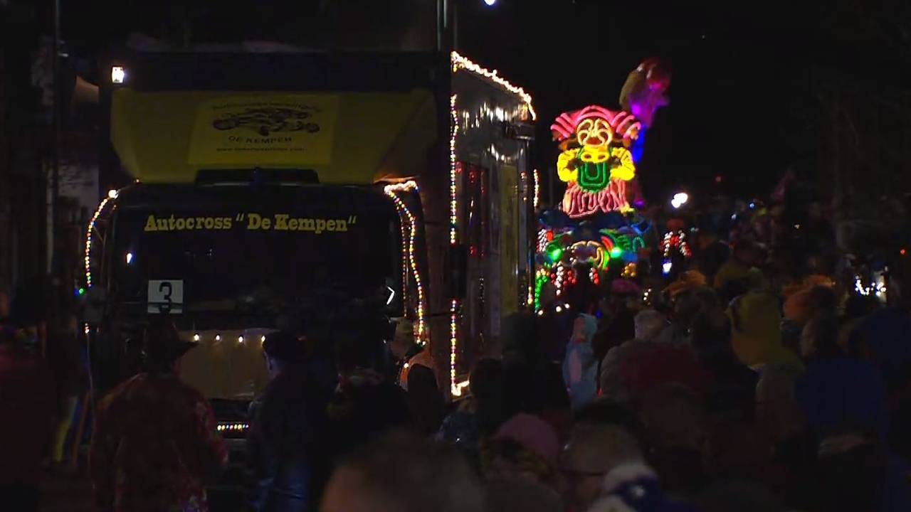 De lichtjesoptocht trekt weer door de straten van Zwammegat.