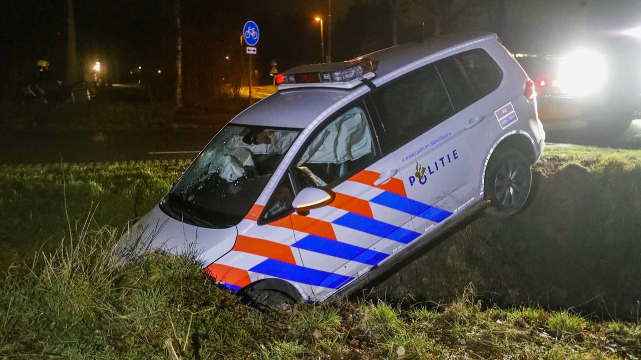 De politieauto belandde in een sloot. (Foto: Dave Hendriks/ SQ Vision)