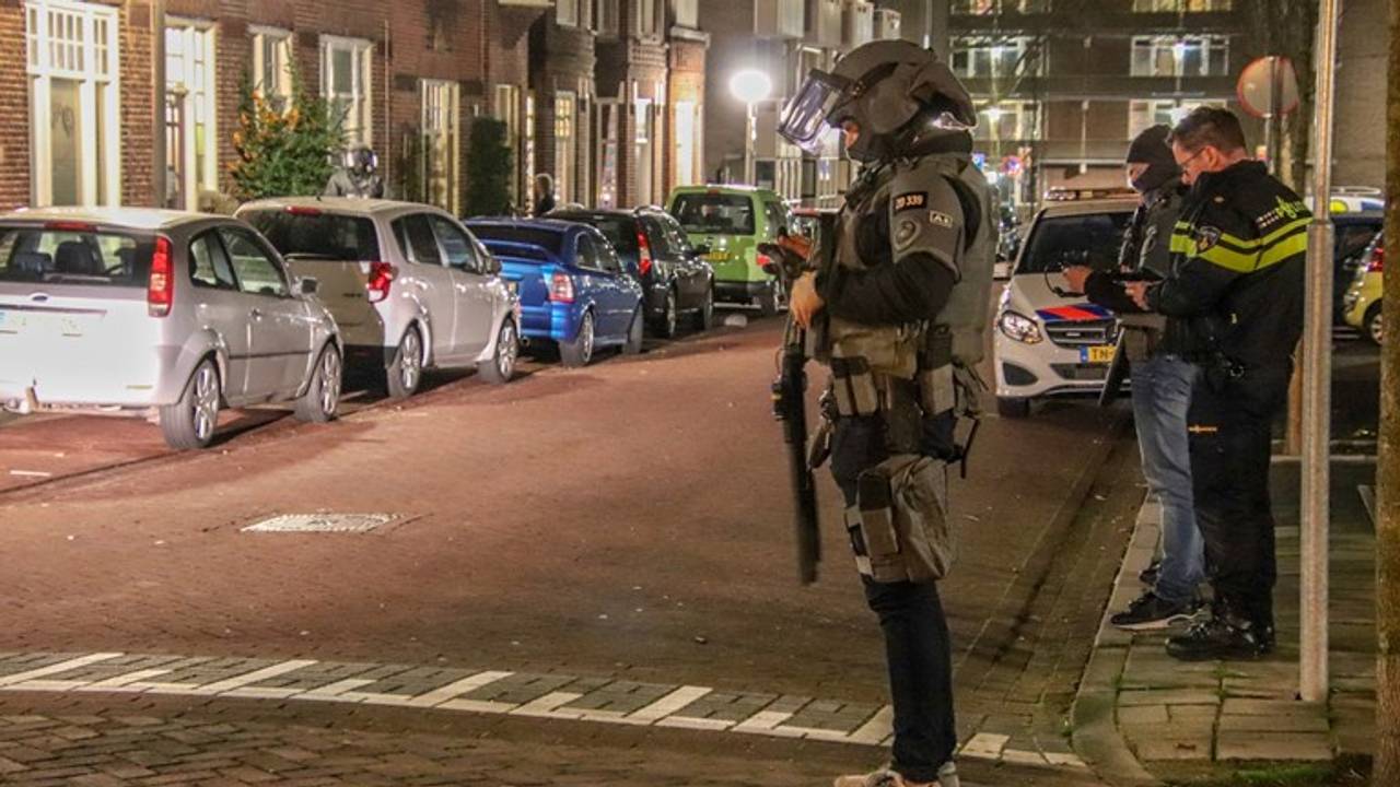 De politie deed onderzoek bij een appartementencomplex aan het Bolwerk-Zuid (Foto: Renato Hermens)