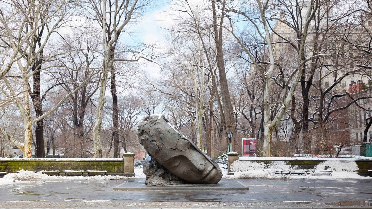 Het bronzen beeld Tilted Head van Mark Manders (Foto: Jason Wyche, Courtesy of Public Art Fund, NY)