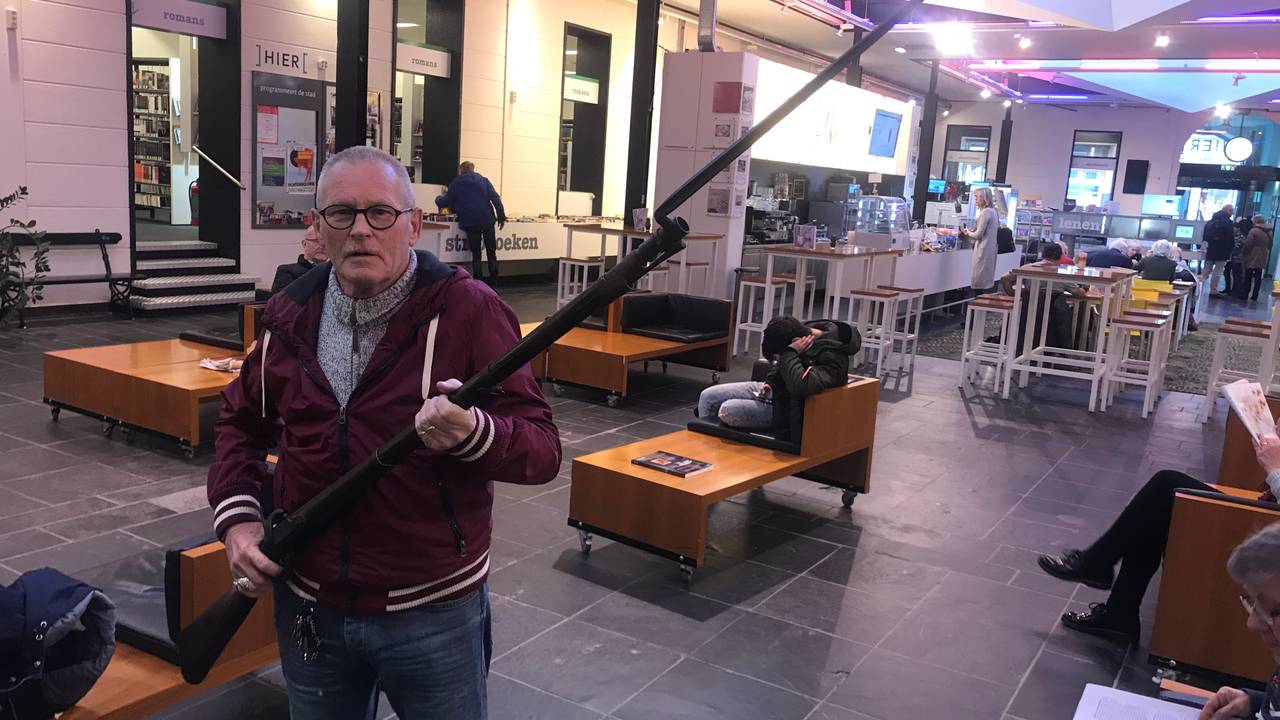 Wout Kennis laat zijn geweer taxeren, die uit de 18de eeuw komt