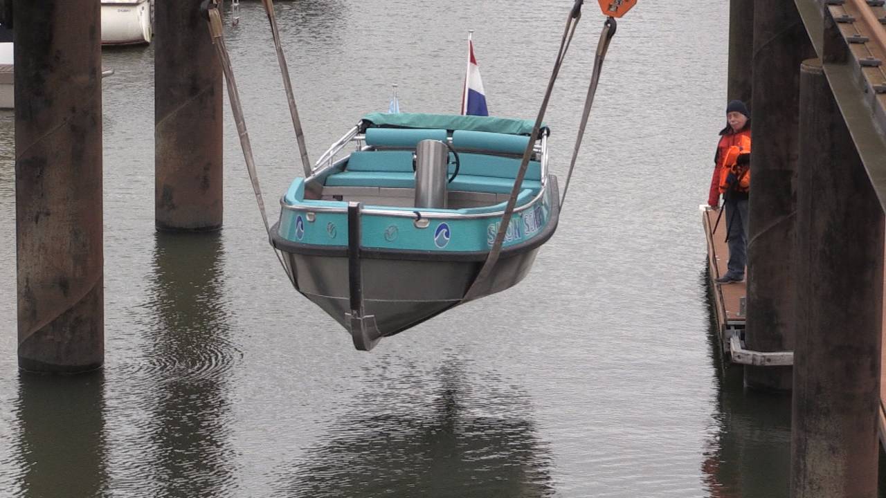 Het 'Skon Schip' wordt te water gelaten