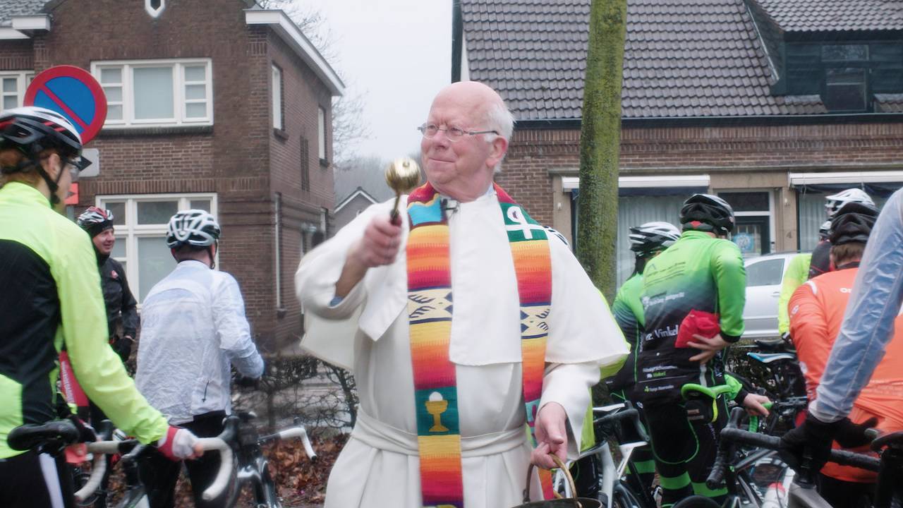 Wielrenners worden gezegend en hopen op een veilig fietsseizoen