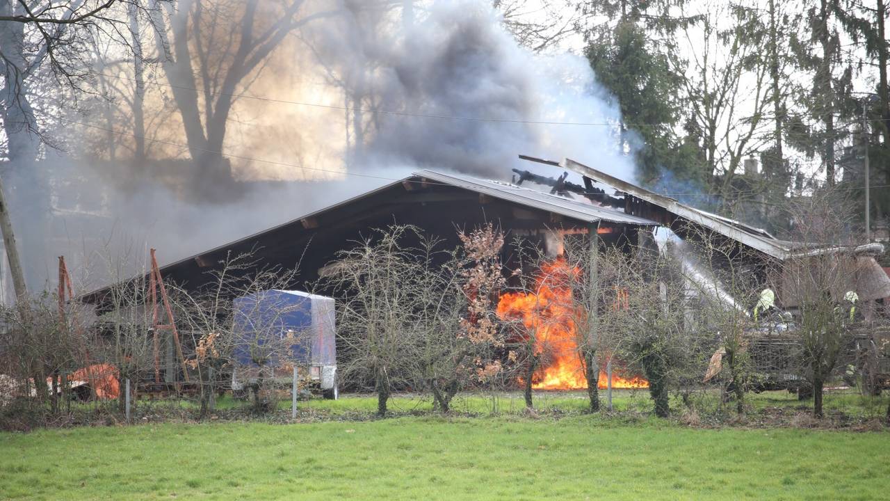 Loods vliegt in brand (foto: Marco van den Broek)