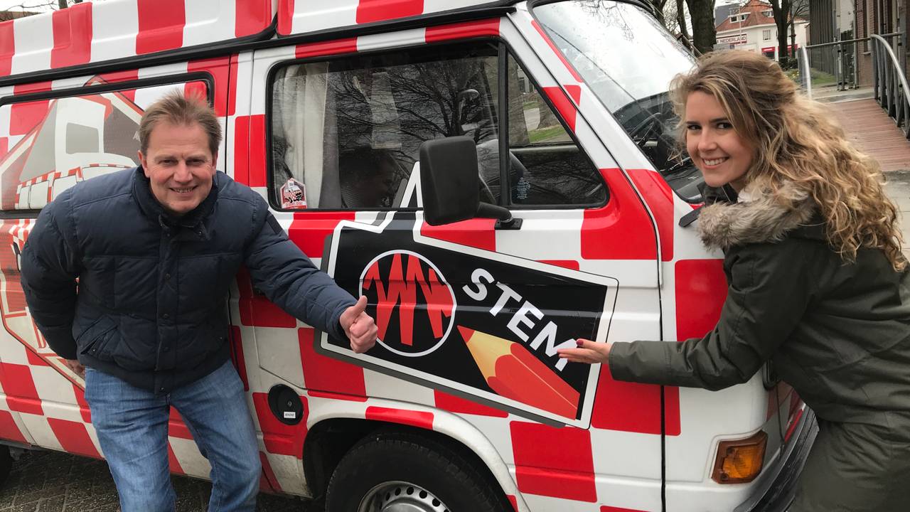Verslaggevers Erik Peeters en Eva de Schipper rijden met 't StemBuske door Brabant.