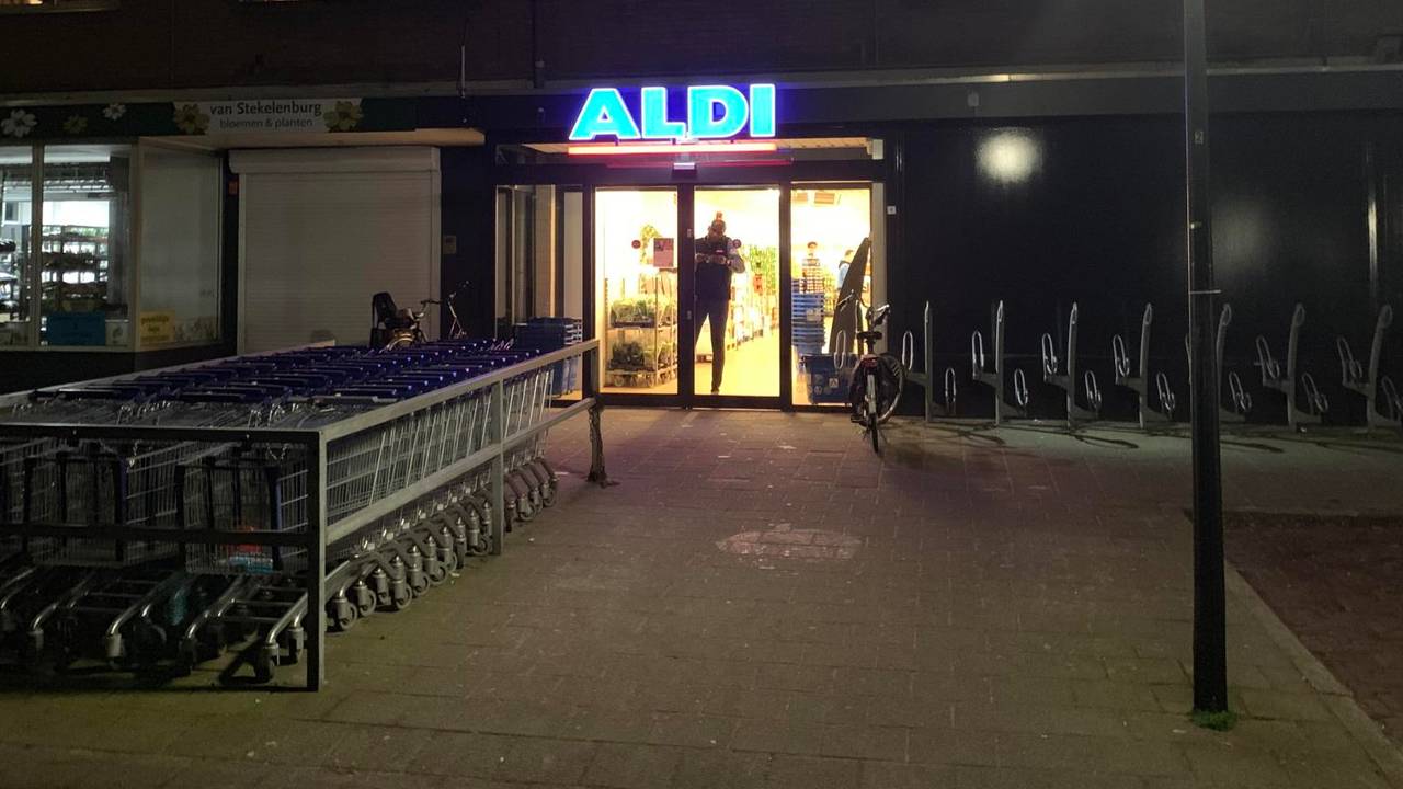 Na de overval gingen de daders er te voet vandoor. (Foto: Dave Hendriks / SQ Vision)