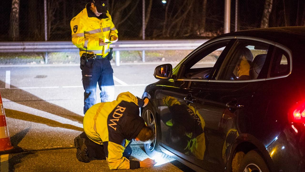 Controleurs aan het werk (foto: Sem van Rijssel, SQ Vision)