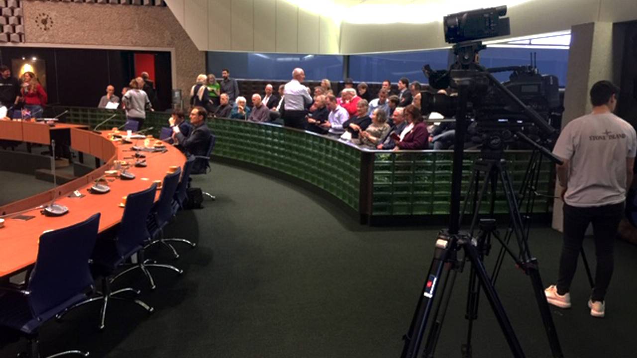 Drie cameraploegen en een tribune vol Nuenenaren bij PS-behandeling fusie