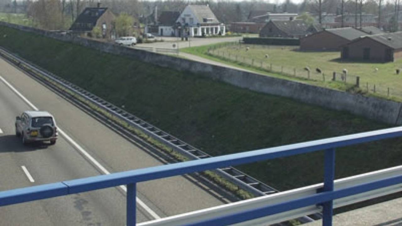 De jongen zat op de railing te relaxen. (Foto: Wijkagent Ger Roumen/Twitter)