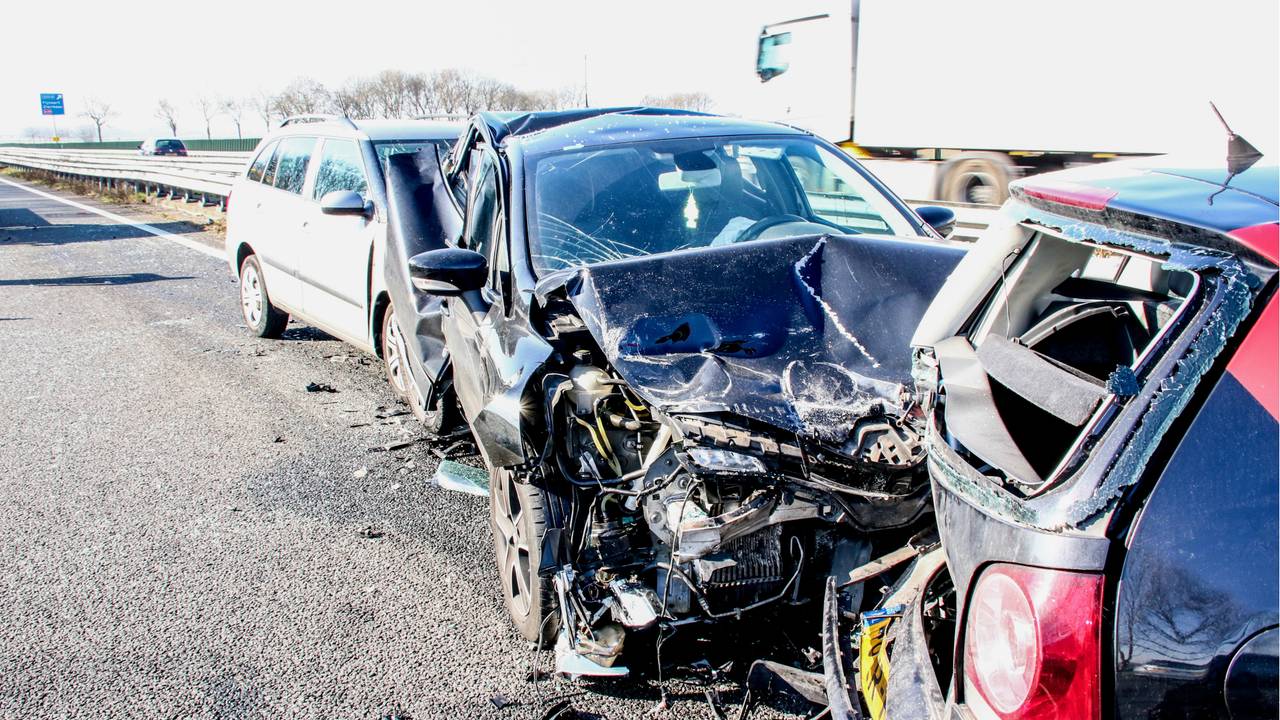 De ravage op de A17 is aanzienlijk. (Foto: 112Nieuwsonline/Danny van Schijndel)