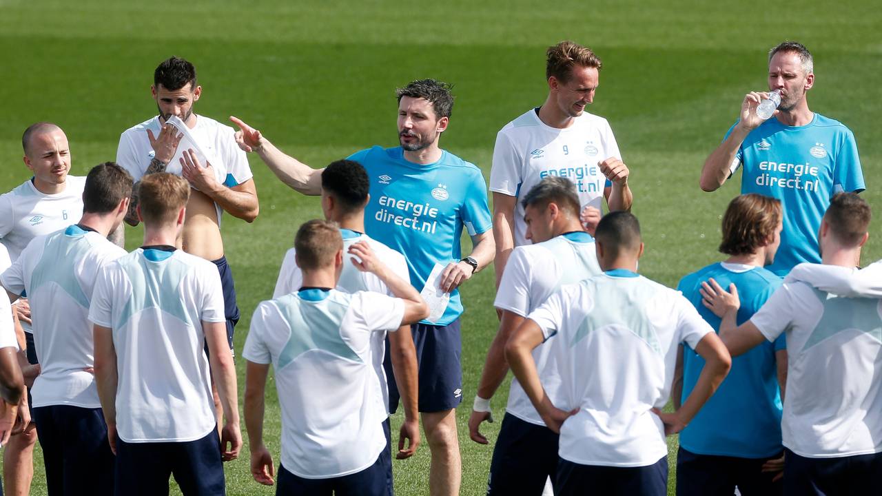 Mark van Bommel geeft uitleg tijdens training. (Foto: VI Images)