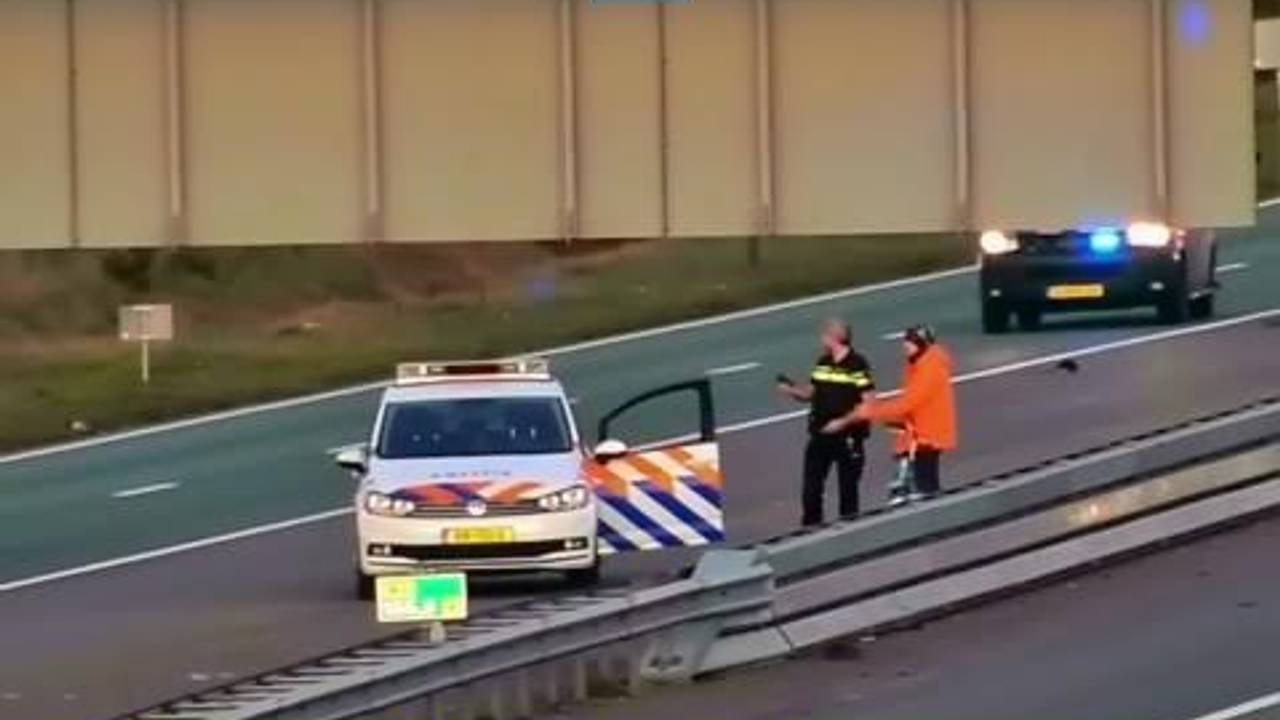 Fietser rijdt over A2 bij Eindhoven (Foto: Rijkswaterstaat).