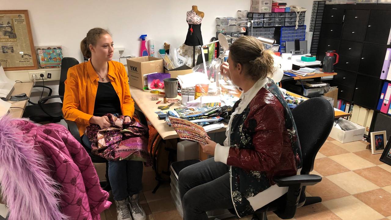 Diane (rechts) en Kim maken de laatste pakken klaar voor de carnaval (foto: Michelle Peters)