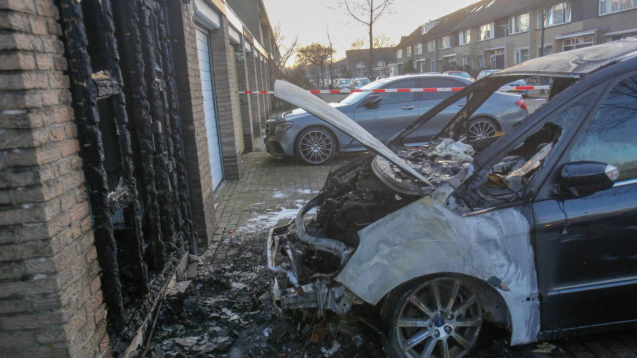 Het vuur sloeg over naar het huis (foto: SQ Vision).