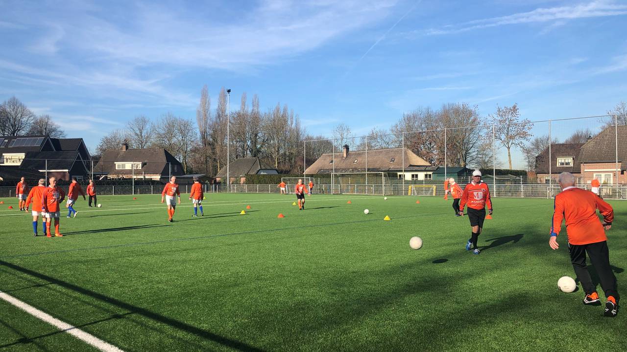 Iedere dinsdag spelen de 60-plussers een potje Walking Football. (Foto: Michelle Peters)