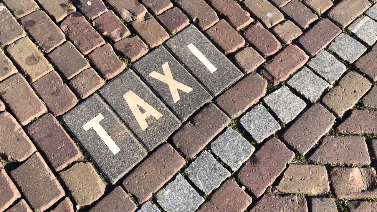 Wildwesttaferelen op taxistandplaats in Breda.