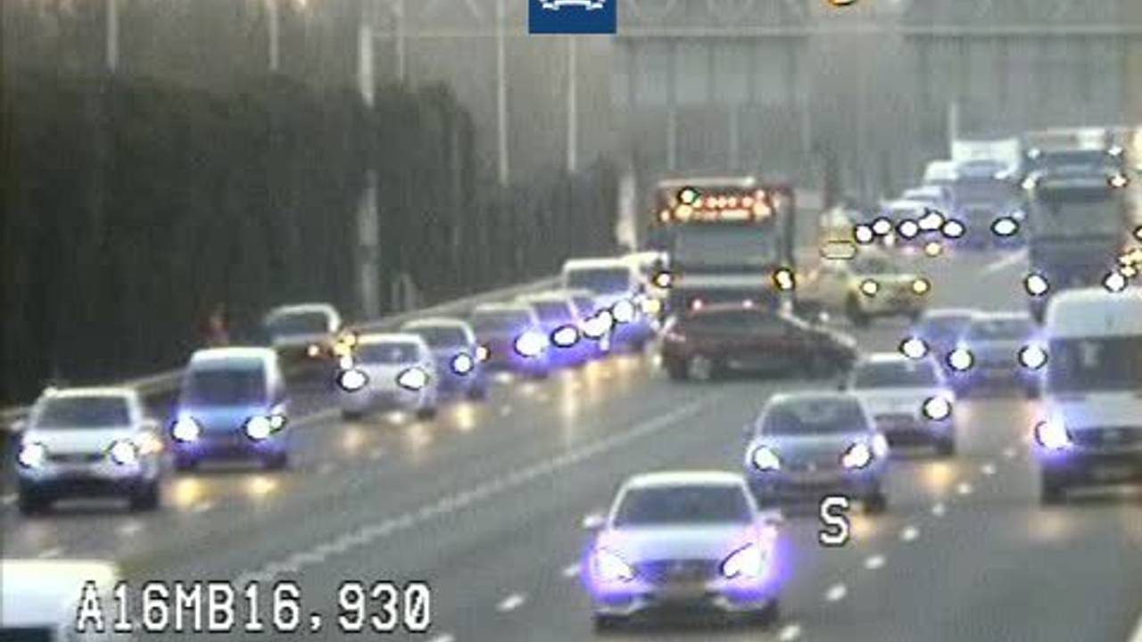 Net iets verder op de A16 gebeurde een ongeluk (foto: Rijkswaterstaat).