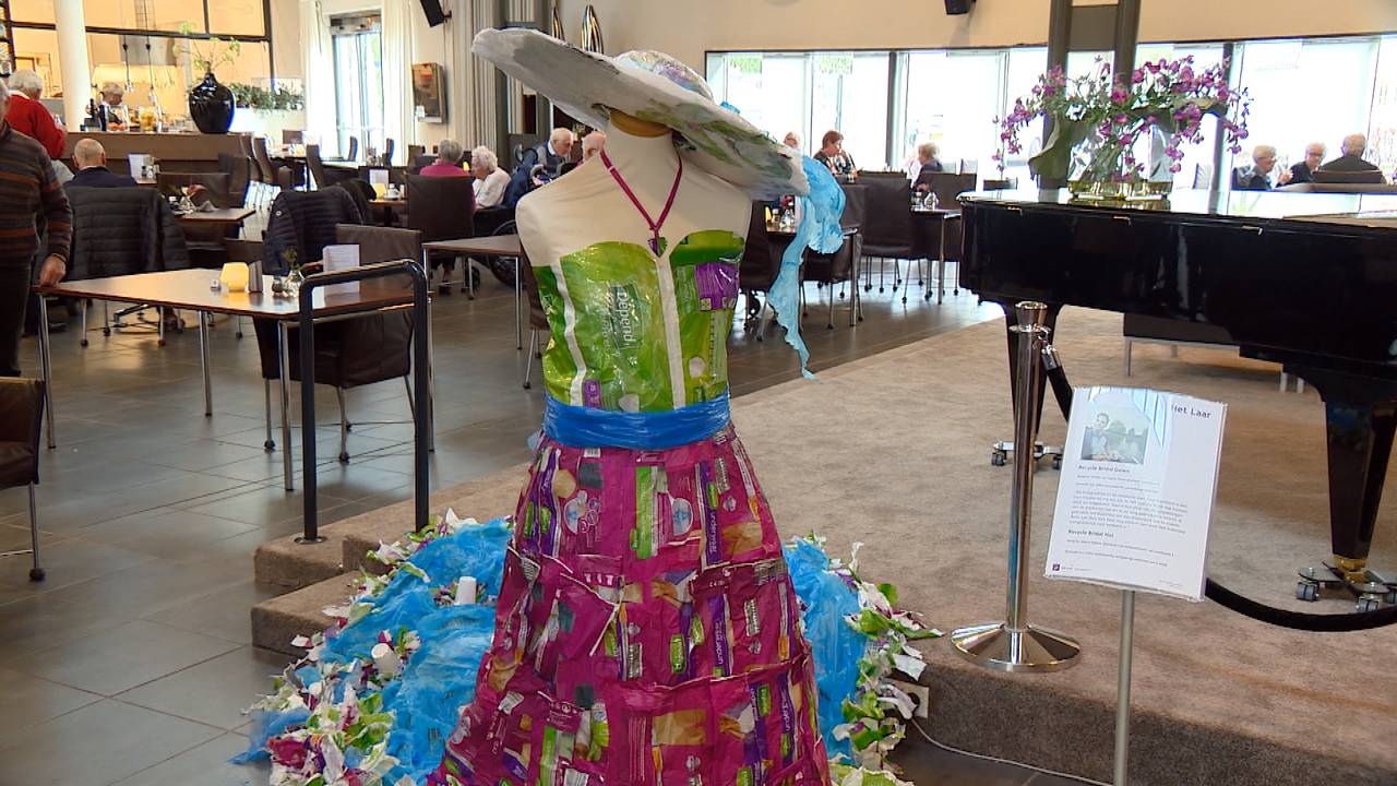 De plastic bruidsjurk van Dowie van Ingen