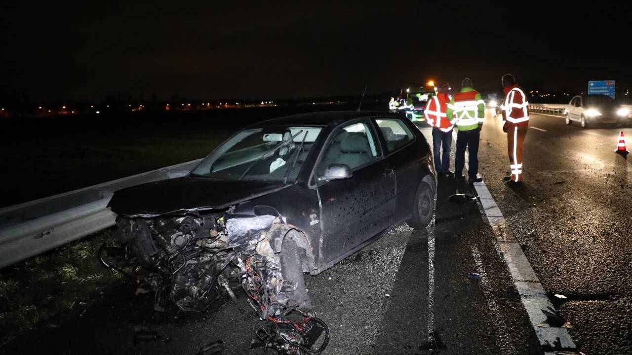 De auto's zijn zwaar beschadigd geraakt op de A59. (Foto: Erik Haverhals)