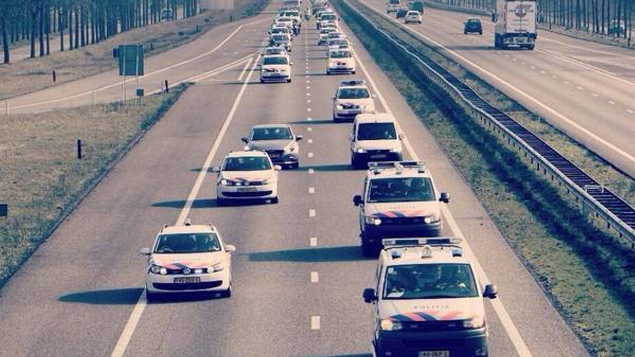 De politie houdt maandag een zwaan-kleef-aan actie