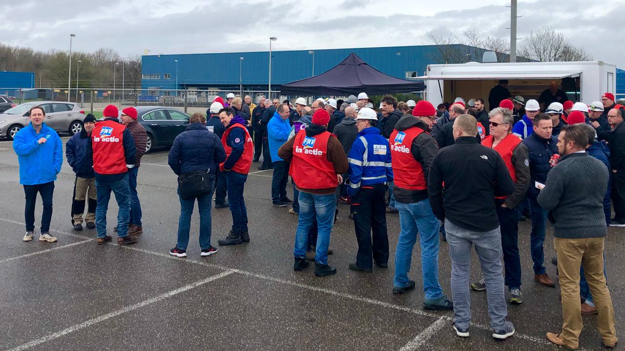 Medewerkers van Sabic in Bergen op Zoom houden een actiebijeenkomst (foto: Raoul Cartens)