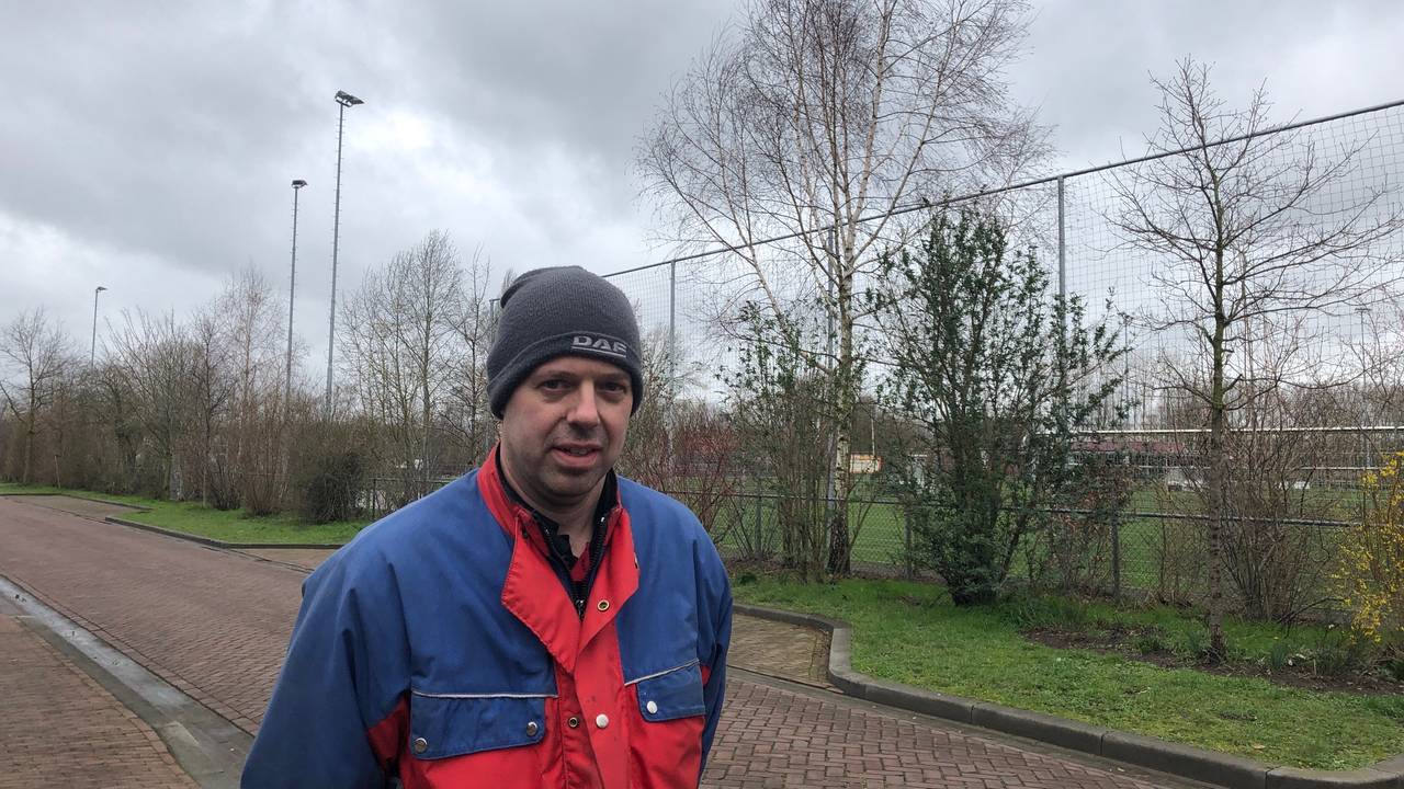 Paul van Creij bij het sportpark waar de zendmast komt