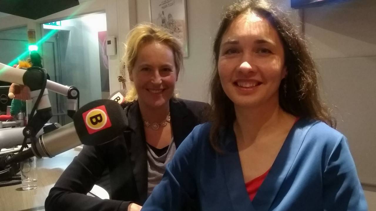 Hagar Roijackers (L) van GroenLinks en Anne-Marie Spierings van D66 te gast. (Foto: Omroep Brabant)