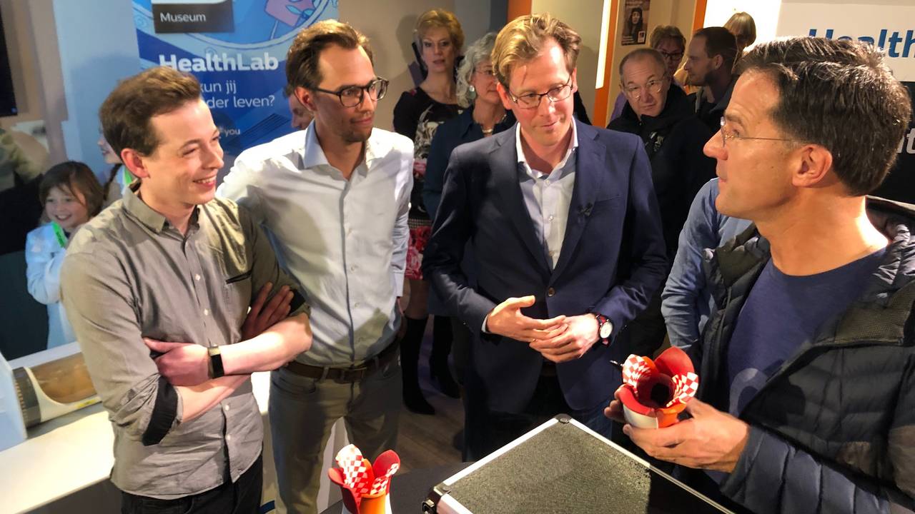 Rutte krijgt 'onbreekbaar' vaasje