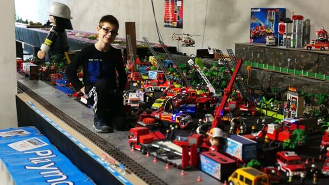 Jayden met zijn oude verzameling (Foto: John Boluyt).