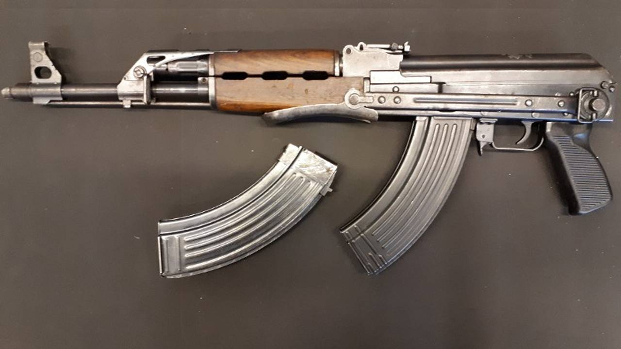 Het betreffende geweer, een AK-47. (Foto: politie)