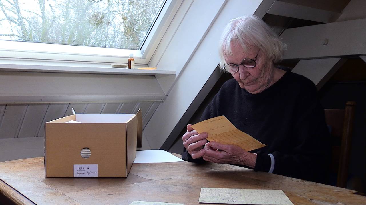 Mies leest de brieven nog altijd met plezier. (foto: Raymond Merkx)