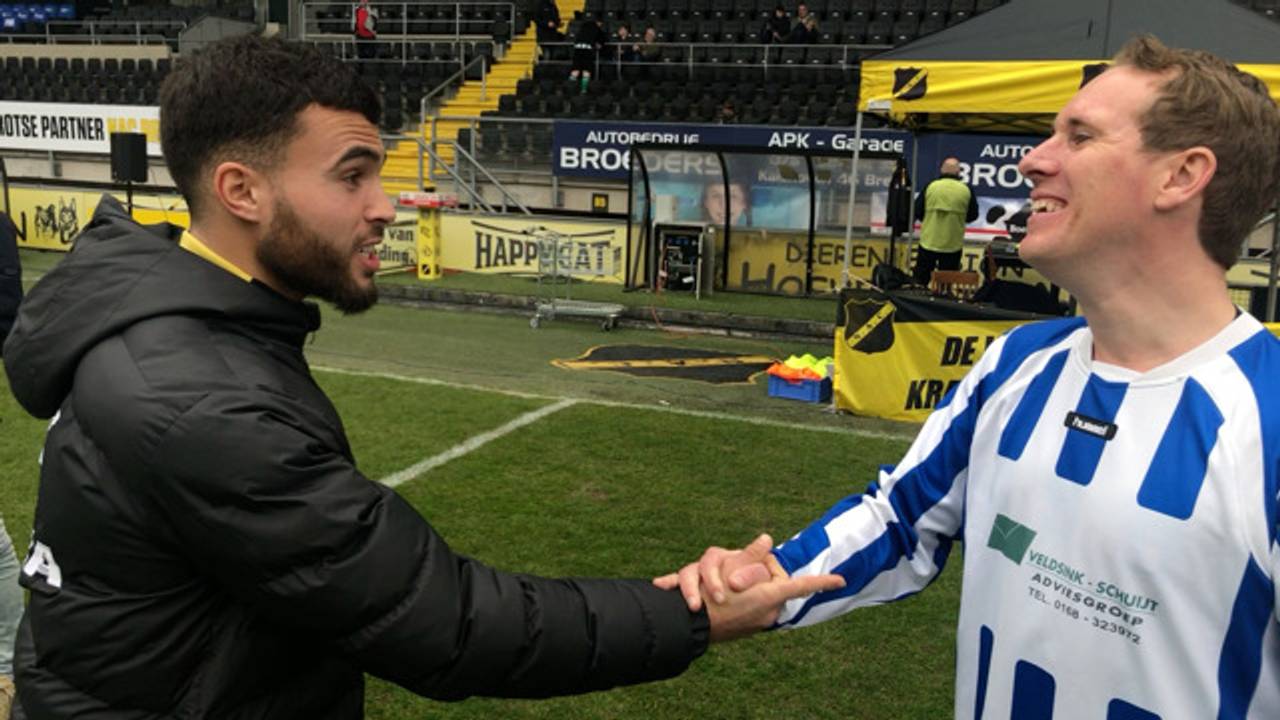 NAC-speler Mounir El Allouchi en G-voetballer Arno van Virtus.