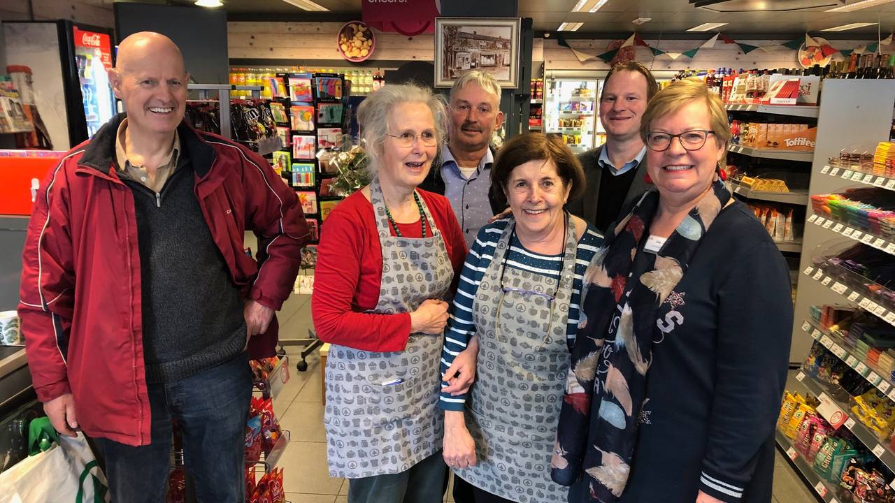 De vrijwilligers van de jarige dorpswinkel in Sterksel (foto: Alice van der Plas)