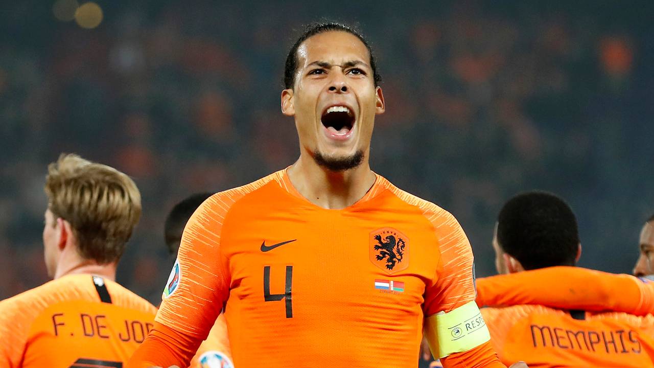 Virgil van Dijk juicht na zijn goal tegen Wit-Rusland. (Foto: VI Images)