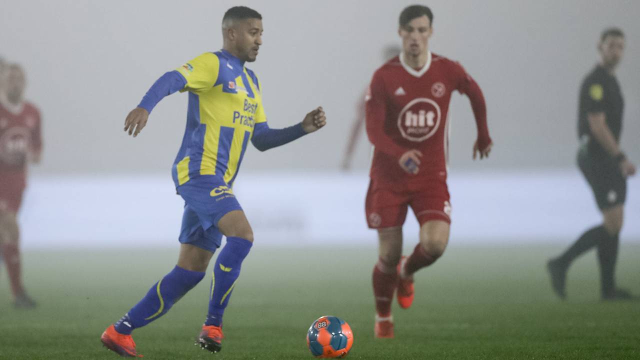 Het duel Almere City-TOP Oss werd gestaakt vanwege dichte mist.