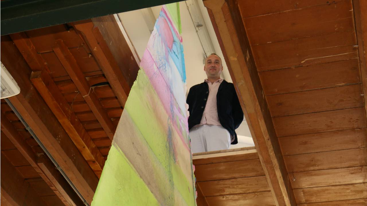 Stijn Ank bij het kunstwerk waarvoor hij een gat in het plafond van Club Solo liet zagen.