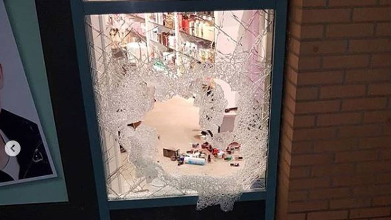 De inbrekers sloegen een ruit in. (Foto: politie Oss/Instagram)