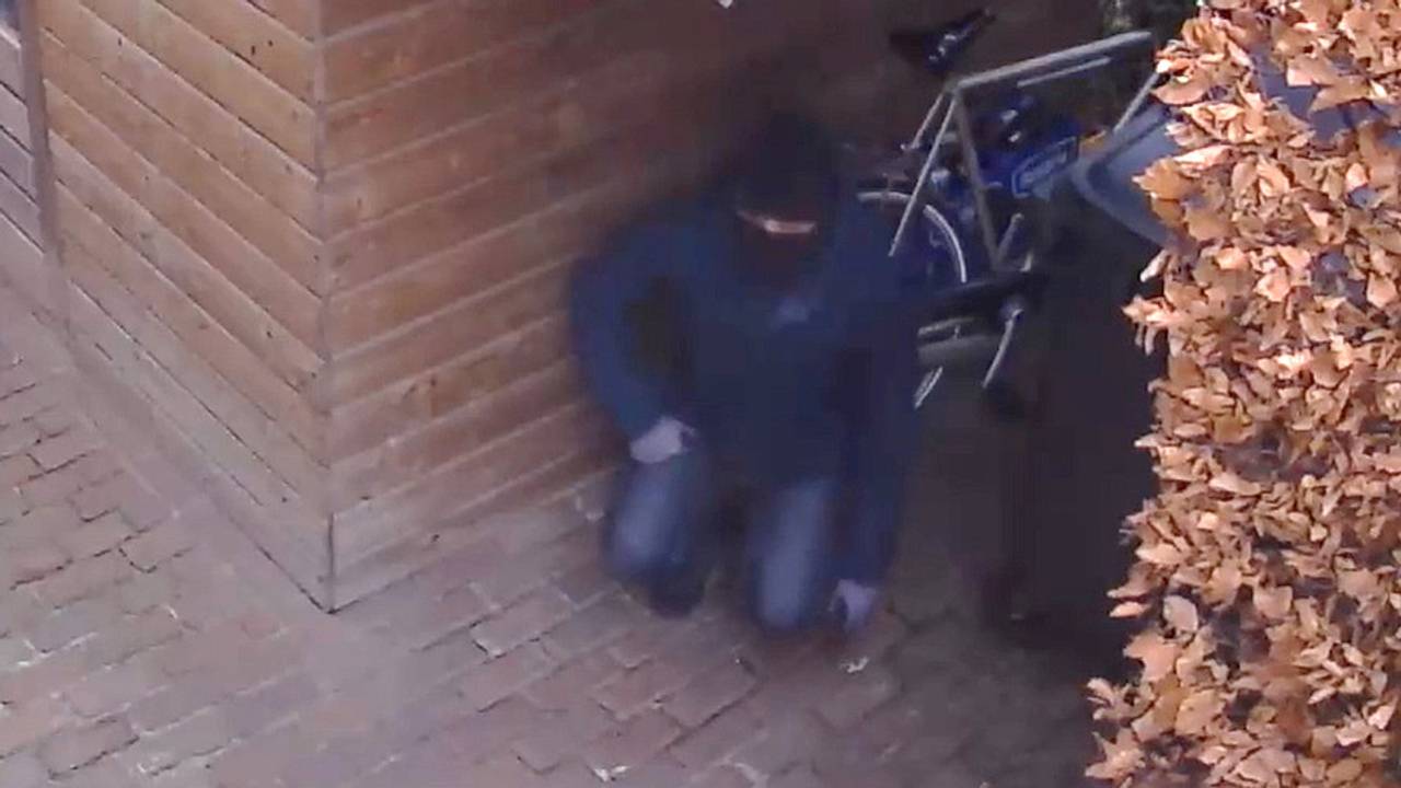 De overvaller op bewakingsbeelden. (Beeld: Opsporing Verzocht)