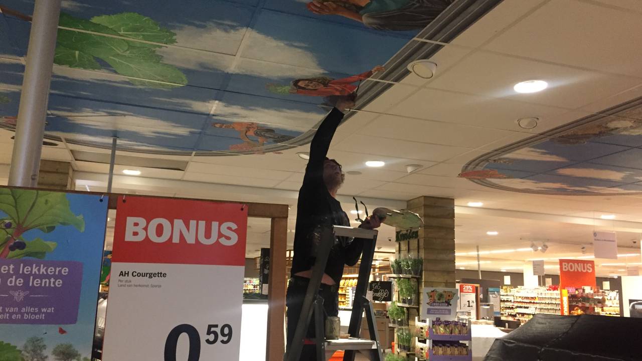 Raymond aan de slag in de gesloten supermarkt.