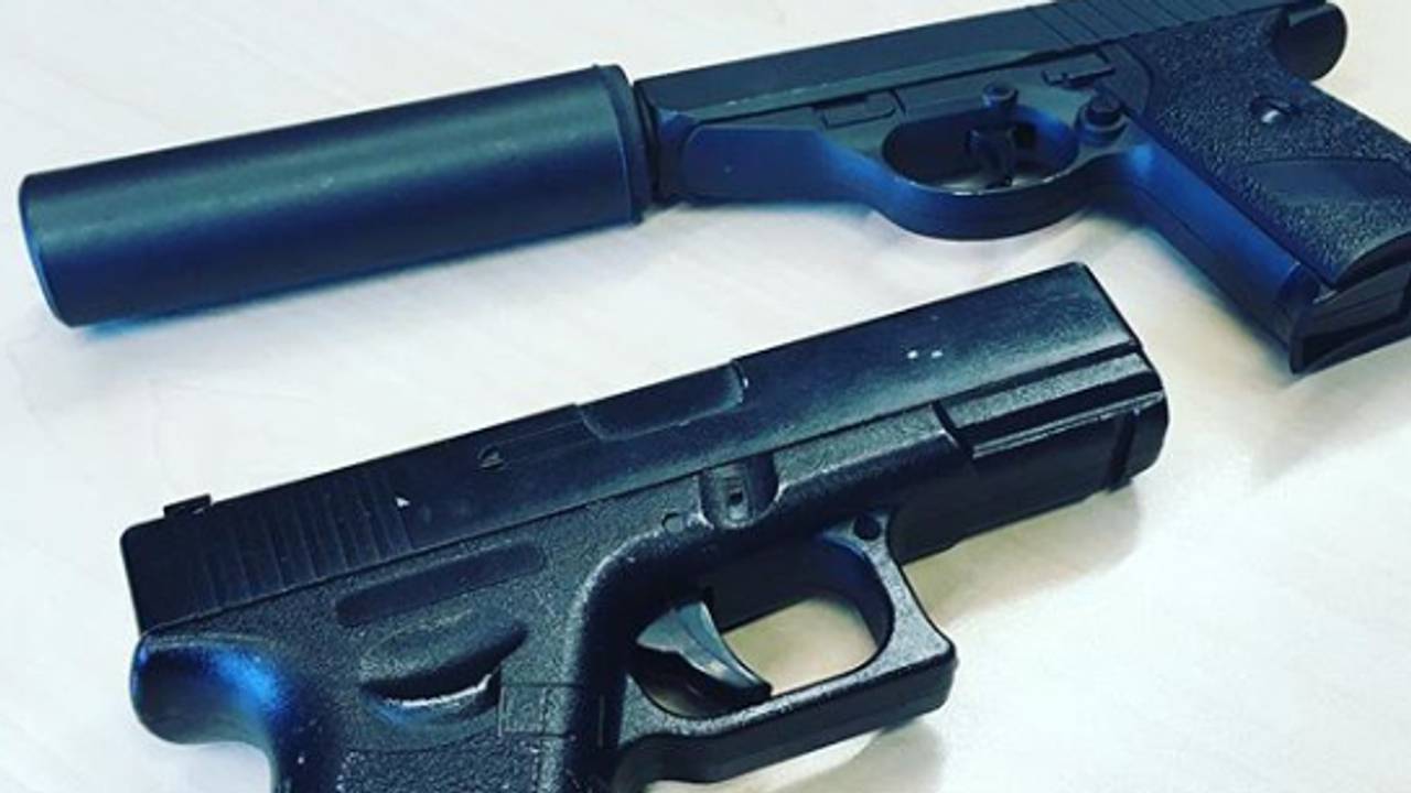 De wapens zijn niet van echt te onderscheiden. (foto: wijkagentluuk_eindhoven / Instagram)