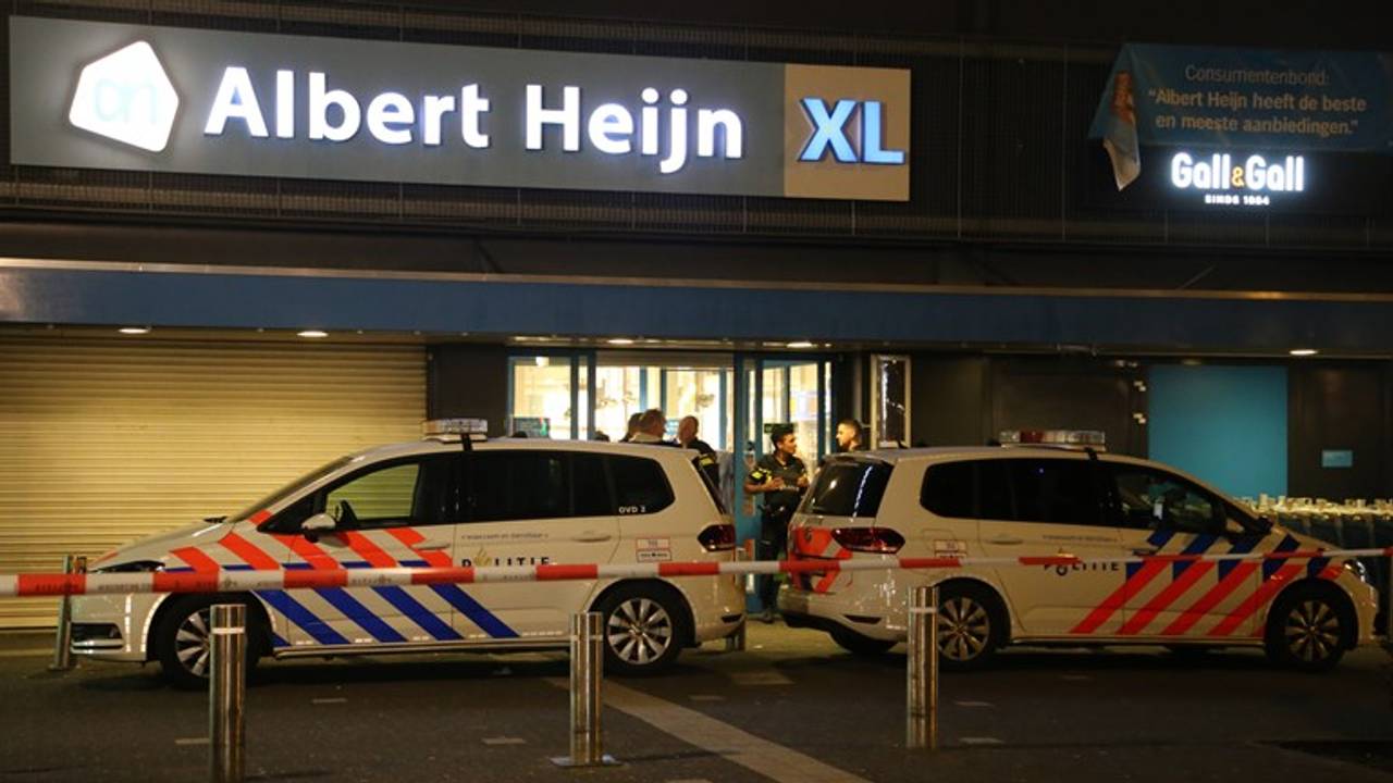 Politie bij de Albert Heijn XL in Eindhoven. (foto: Danny van Schijndel)